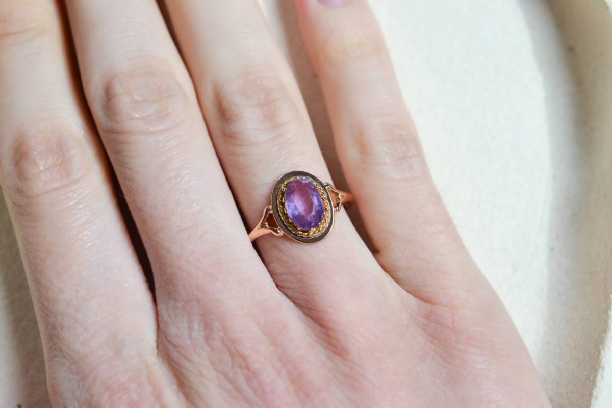 Bague en Or rose sertie d une amethyste ovale entouree d un fil d Or torsade - bague eco responsable