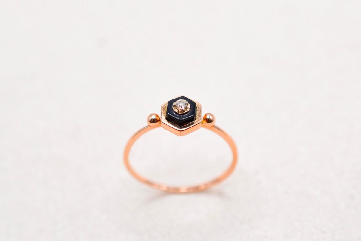 Bague hexagonale en Or jaune ornee d une plaque d Onyx sertie d un Diamant - bague vintage