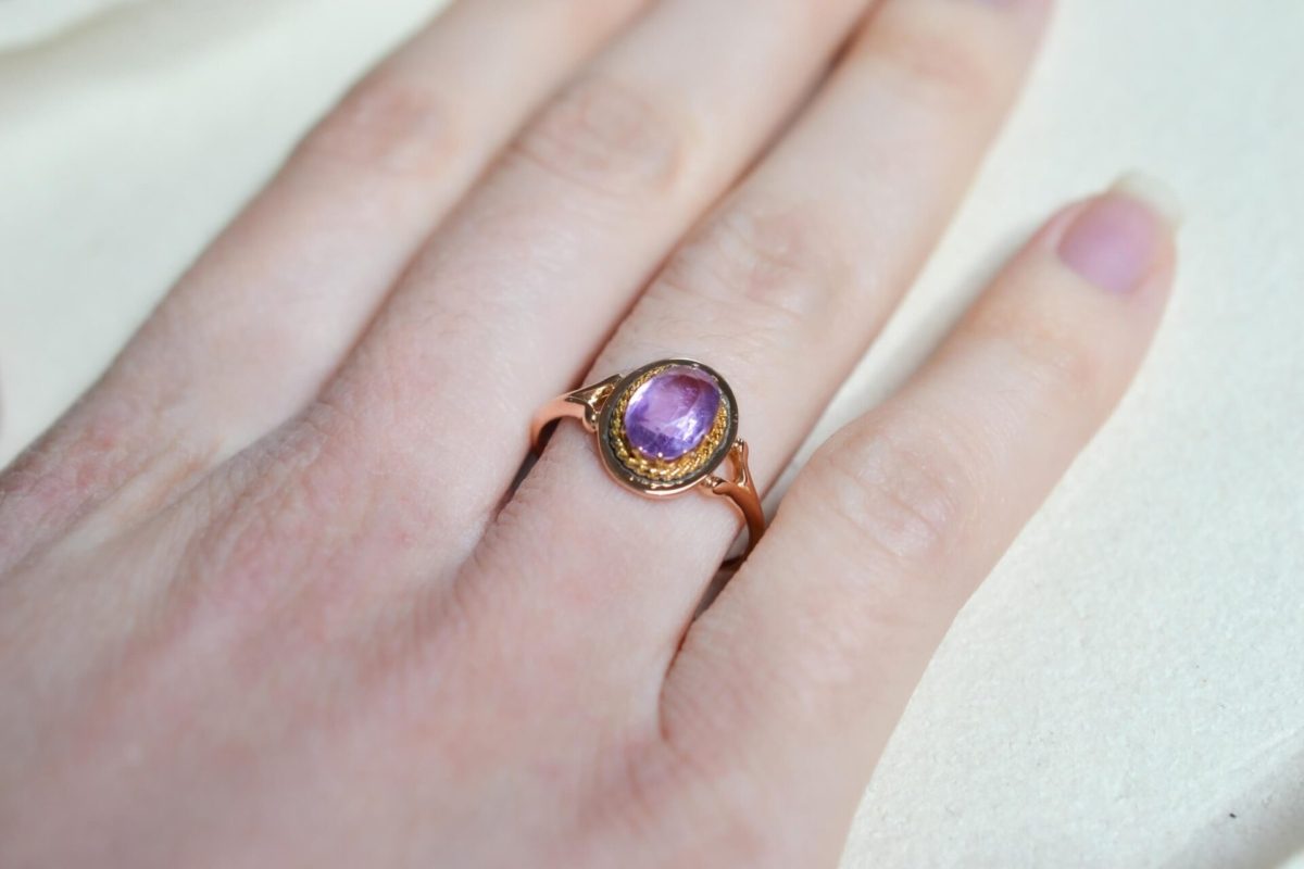 Bague en Or rose sertie d une amethyste ovale entouree d un fil d Or torsade - bague de fiancailles