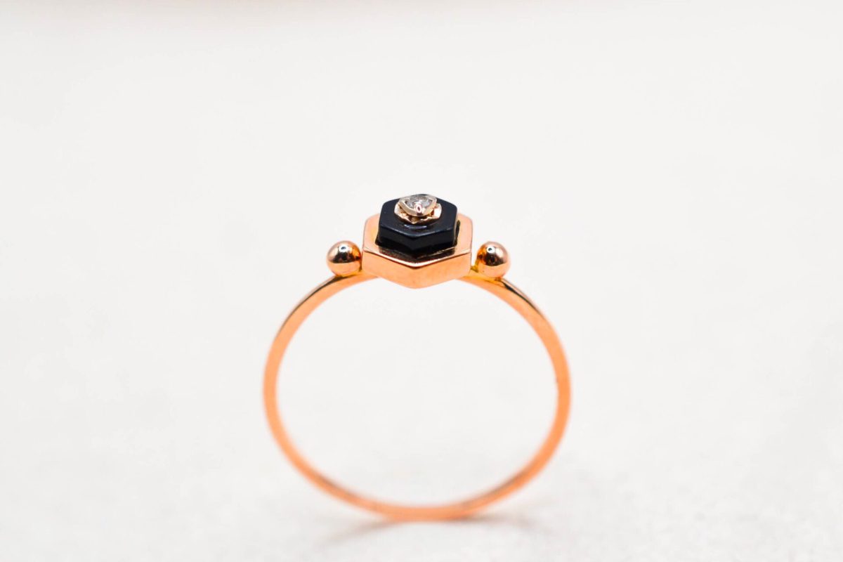 Bague hexagonale en Or jaune ornee d une plaque d Onyx sertie d un Diamant - bague ancienne