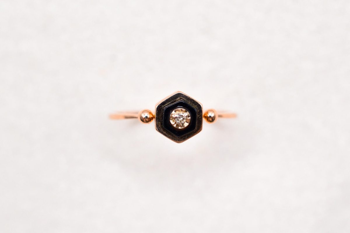 Bague hexagonale en Or jaune ornee d une plaque d Onyx sertie d un Diamant - bague cadeau femme