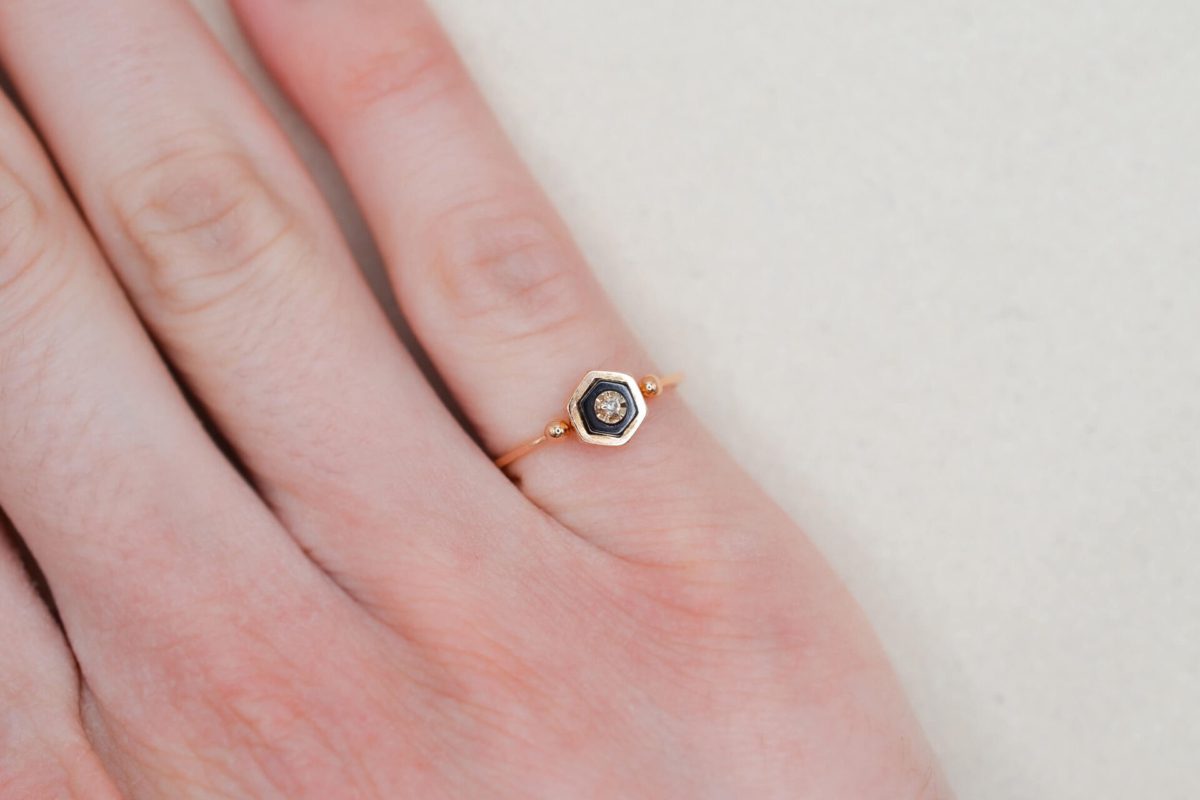 Bague hexagonale en Or jaune ornee d une plaque d Onyx sertie d un Diamant - bague retro