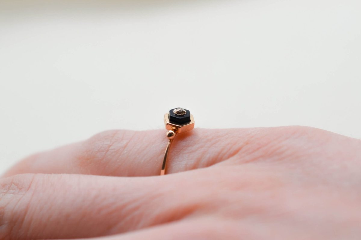 Bague hexagonale en Or jaune ornee d une plaque d Onyx sertie d un Diamant - bague de seconde main