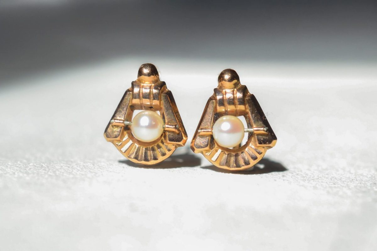 paire de boucles d oreilles en or jaune 18 carats de style art deco ornees de perles - dormeuses anciennes