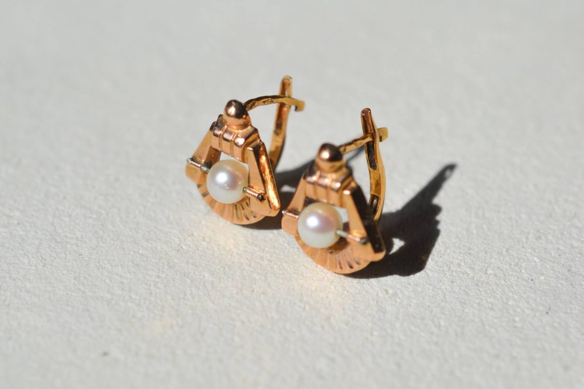 paire de boucles d oreilles en or jaune 18 carats de style art deco ornees de perles - dormeuses vintage