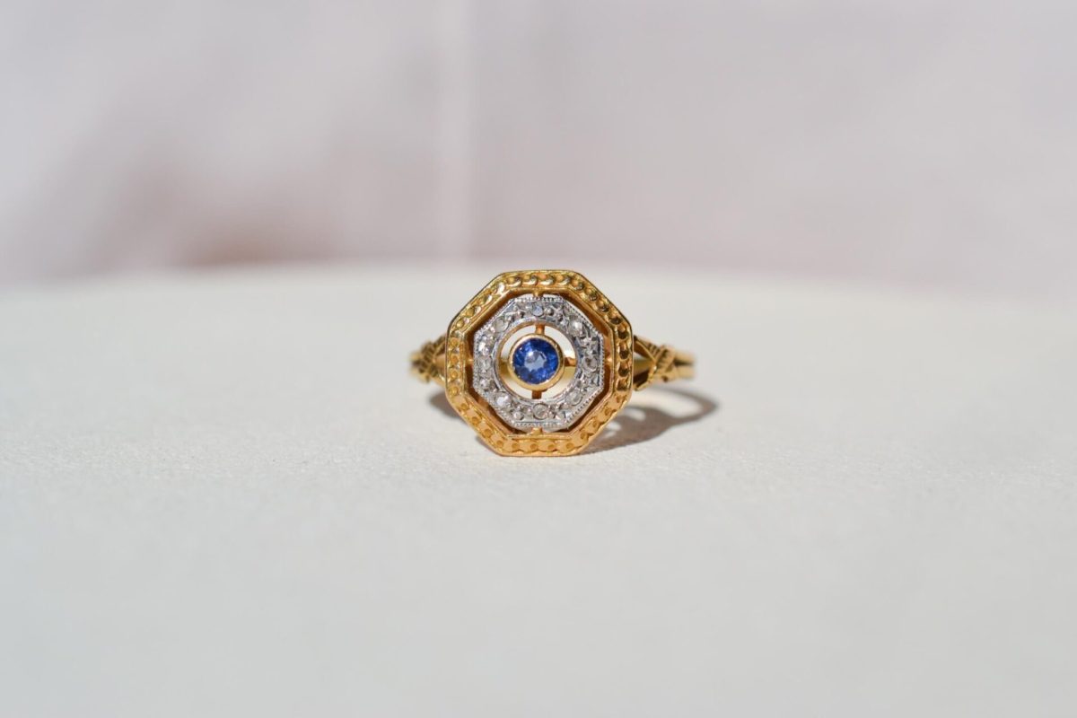 bague octogonale ajouree en or deux tons ornee d un saphir et de diamants - bague ancienne