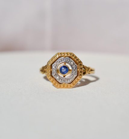 bague octogonale ajouree en or deux tons ornee d un saphir et de diamants - bague ancienne