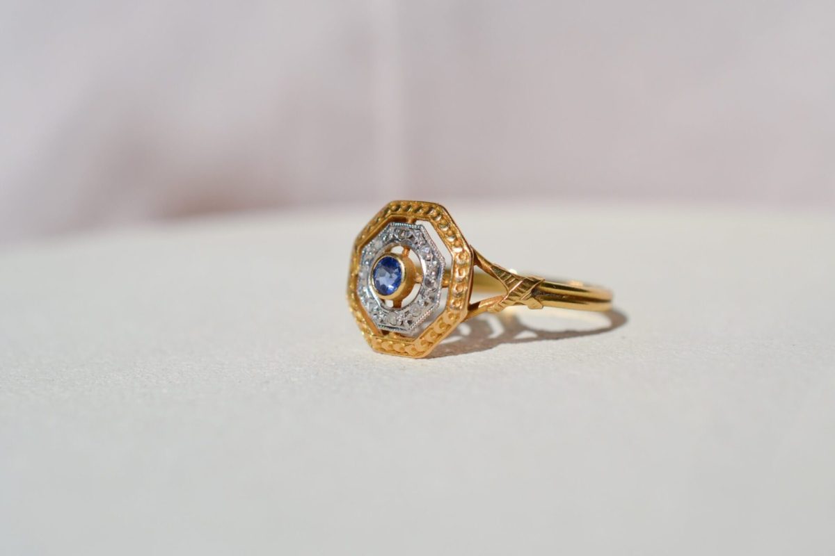 bague octogonale ajouree en or deux tons ornee d un saphir et de diamants - bague vintage