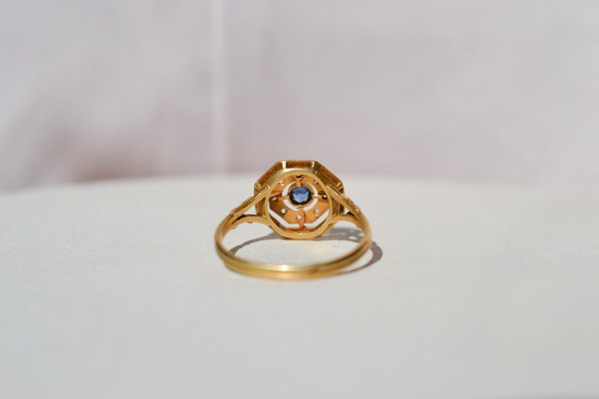 bague octogonale ajouree en or deux tons ornee d un saphir et de diamants - bague de seconde main