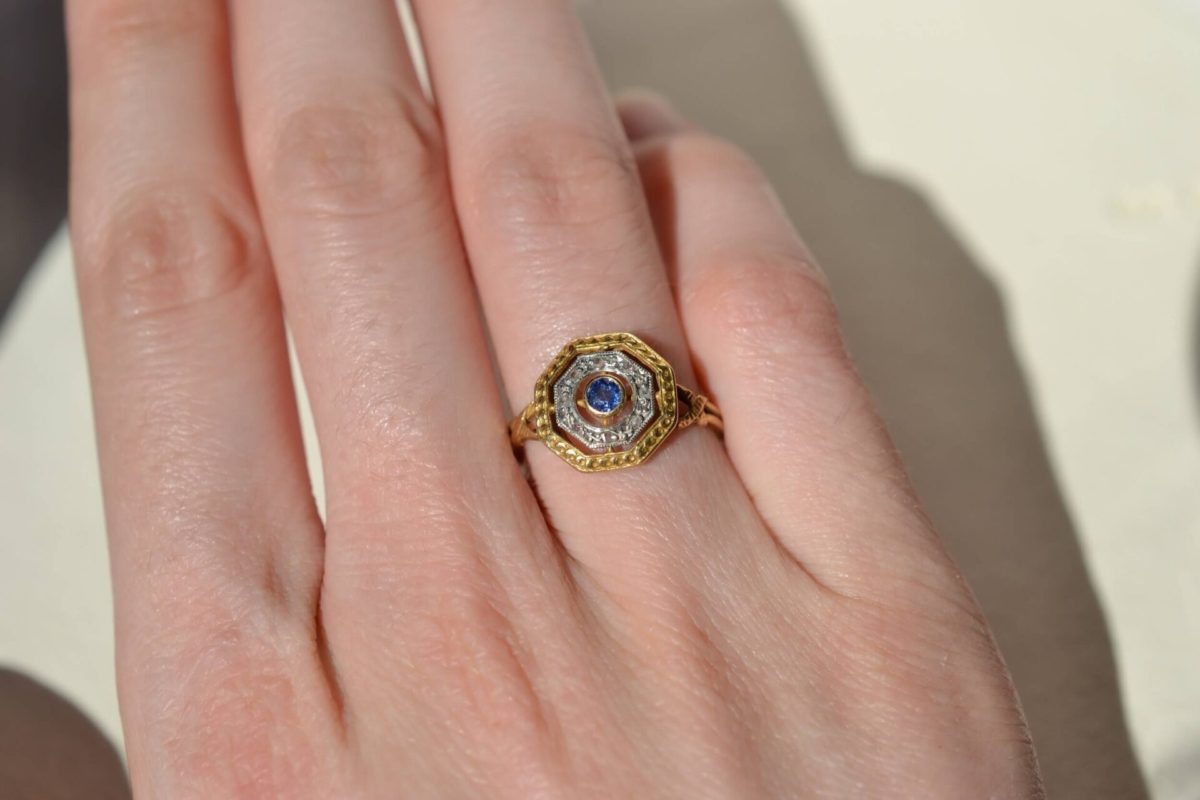 bague octogonale ajouree en or deux tons ornee d un saphir et de diamants - bague femme