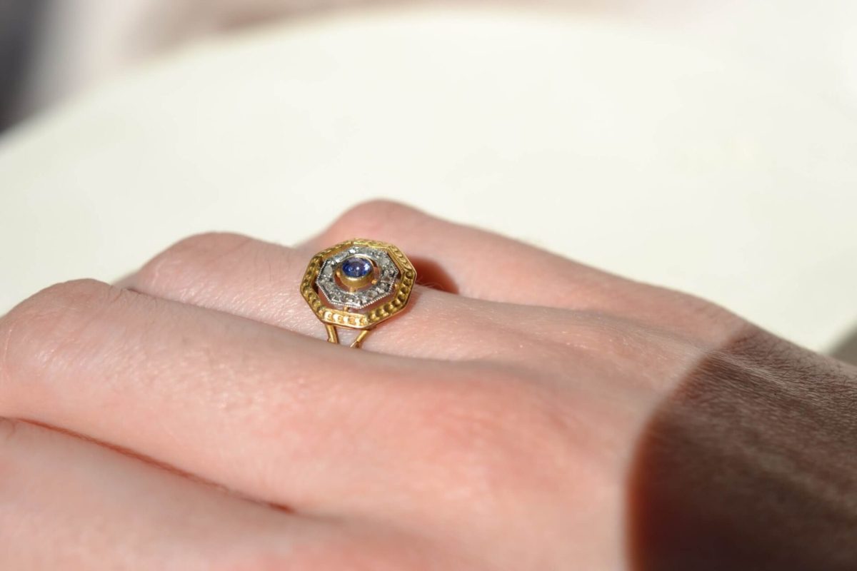 bague octogonale ajouree en or deux tons ornee d un saphir et de diamants - bague de fiancailles