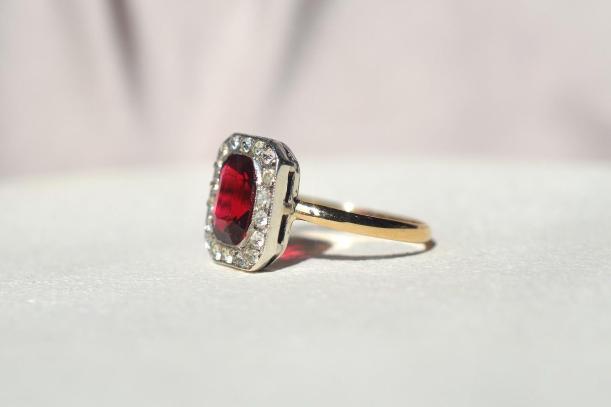 bague octogonale en or jaune et argent ornee d un verre rouge dans un entourage d oxydes - bague vintage