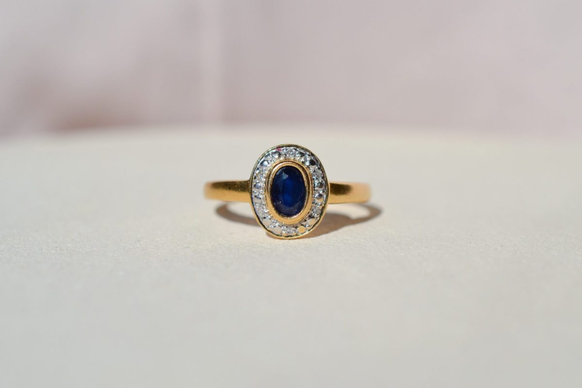 bague ovale en or deux tons sertie d un saphir dans un entourage de diamants - bague ancienne