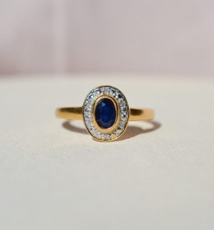 bague ovale en or deux tons sertie d un saphir dans un entourage de diamants - bague ancienne