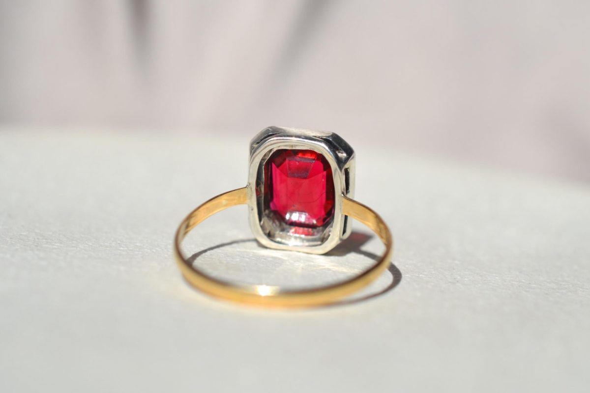 bague octogonale en or jaune et argent ornee d un verre rouge dans un entourage d oxydes - bague femme