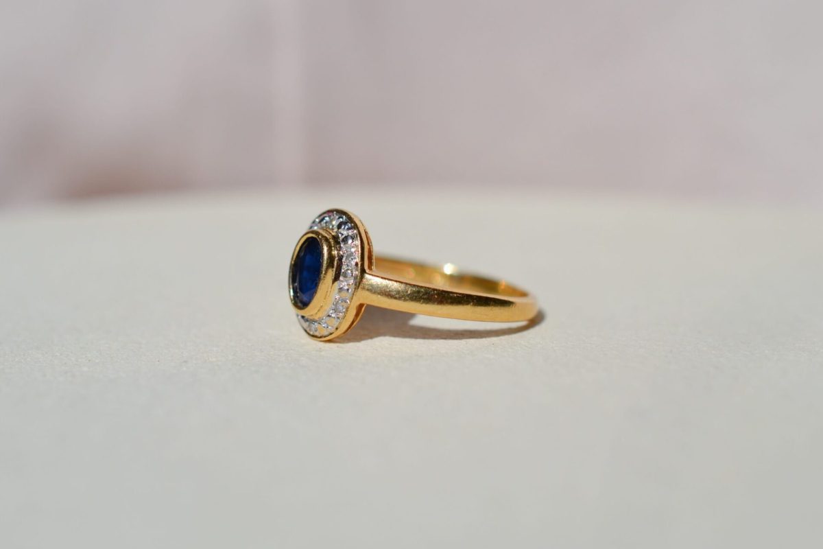 bague ovale en or deux tons sertie d un saphir dans un entourage de diamants - bague vintage