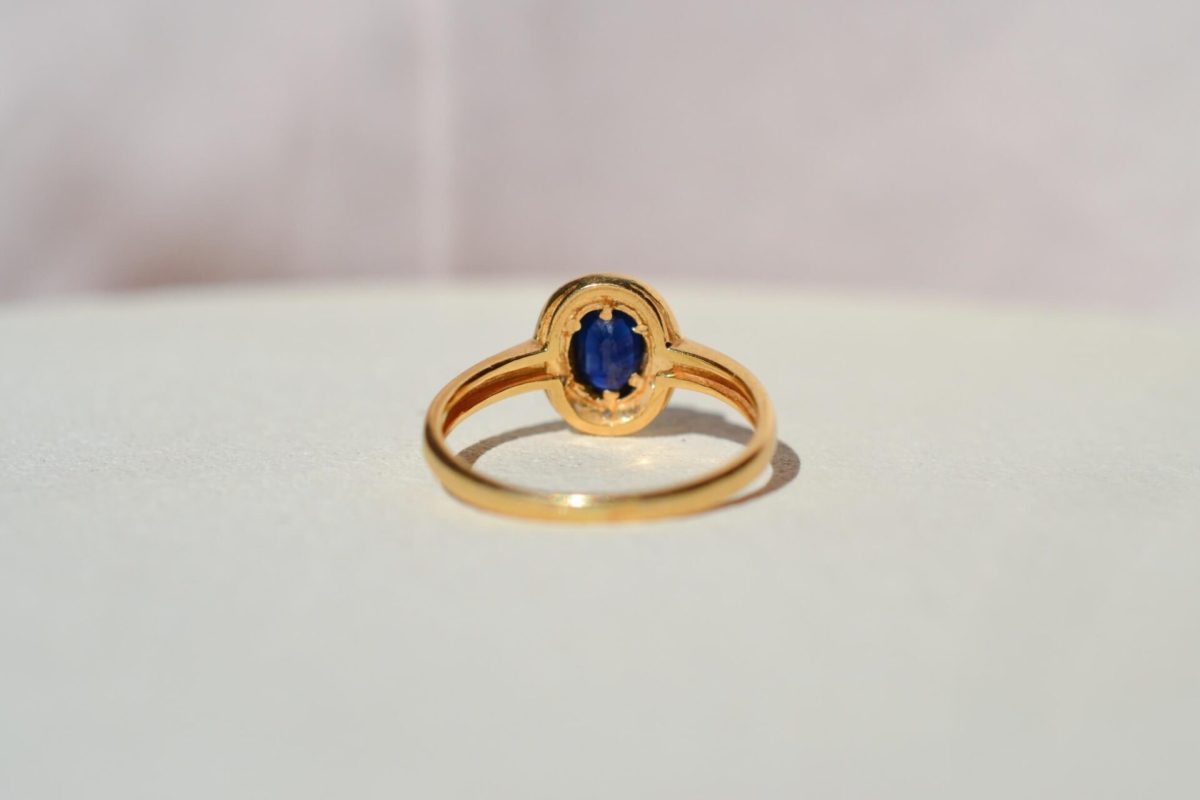 bague ovale en or deux tons sertie d un saphir dans un entourage de diamants - bague femme