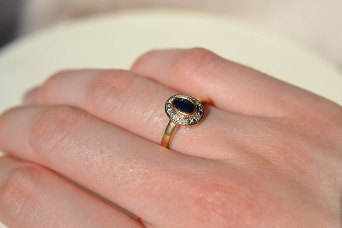bague ovale en or deux tons sertie d un saphir dans un entourage de diamants - bague de fiancailles