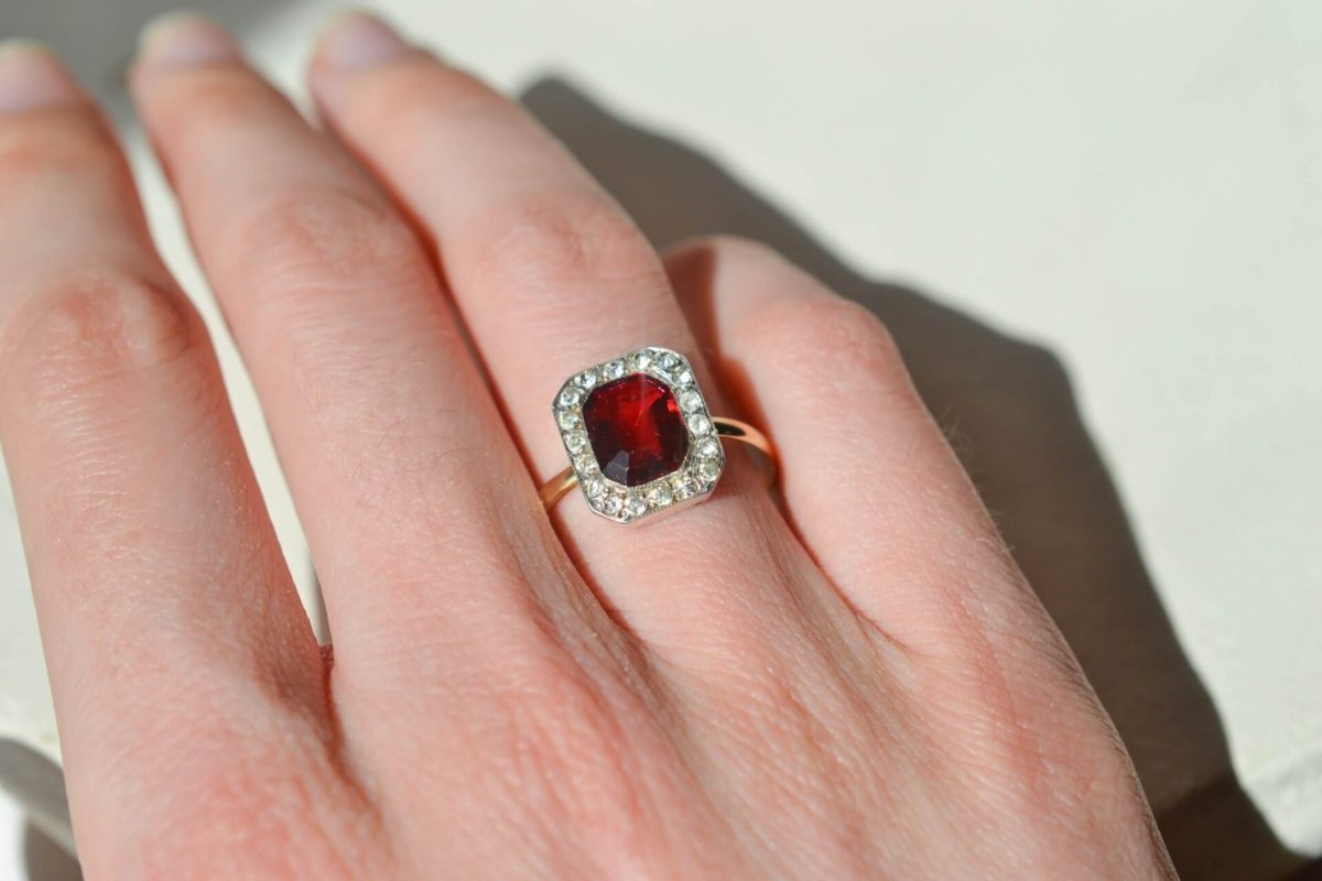 bague octogonale en or jaune et argent ornee d un verre rouge dans un entourage d oxydes - bague de fiancailles