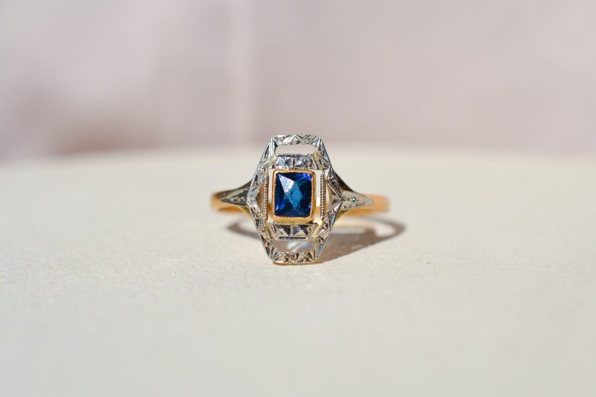 bague en Or jaune et Or blanc ornee d un verre bleu sur un plateau geometrique ajoure - bague ancienne