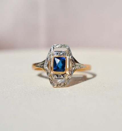 bague en Or jaune et Or blanc ornee d un verre bleu sur un plateau geometrique ajoure - bague ancienne