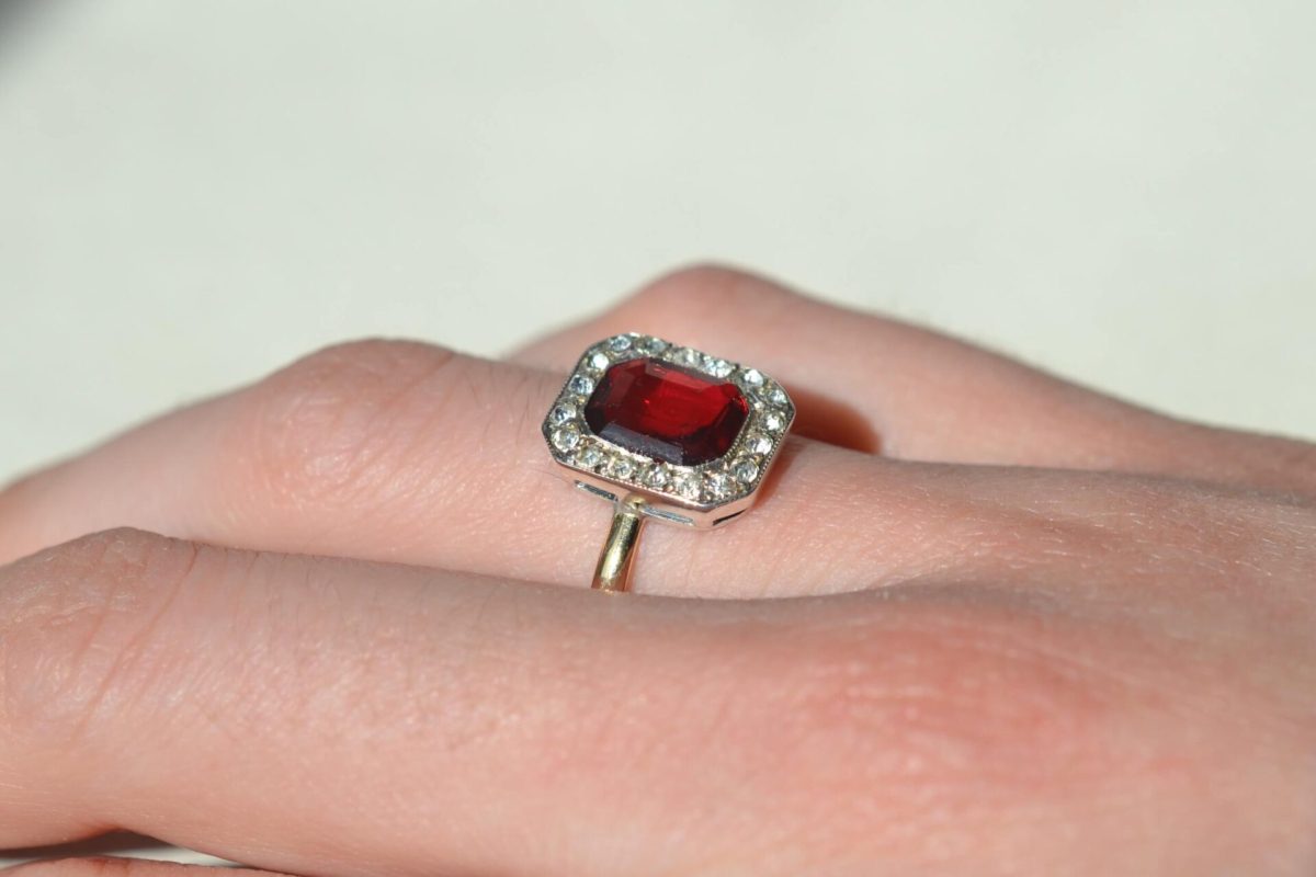 bague octogonale en or jaune et argent ornee d un verre rouge dans un entourage d oxydes - bague femme