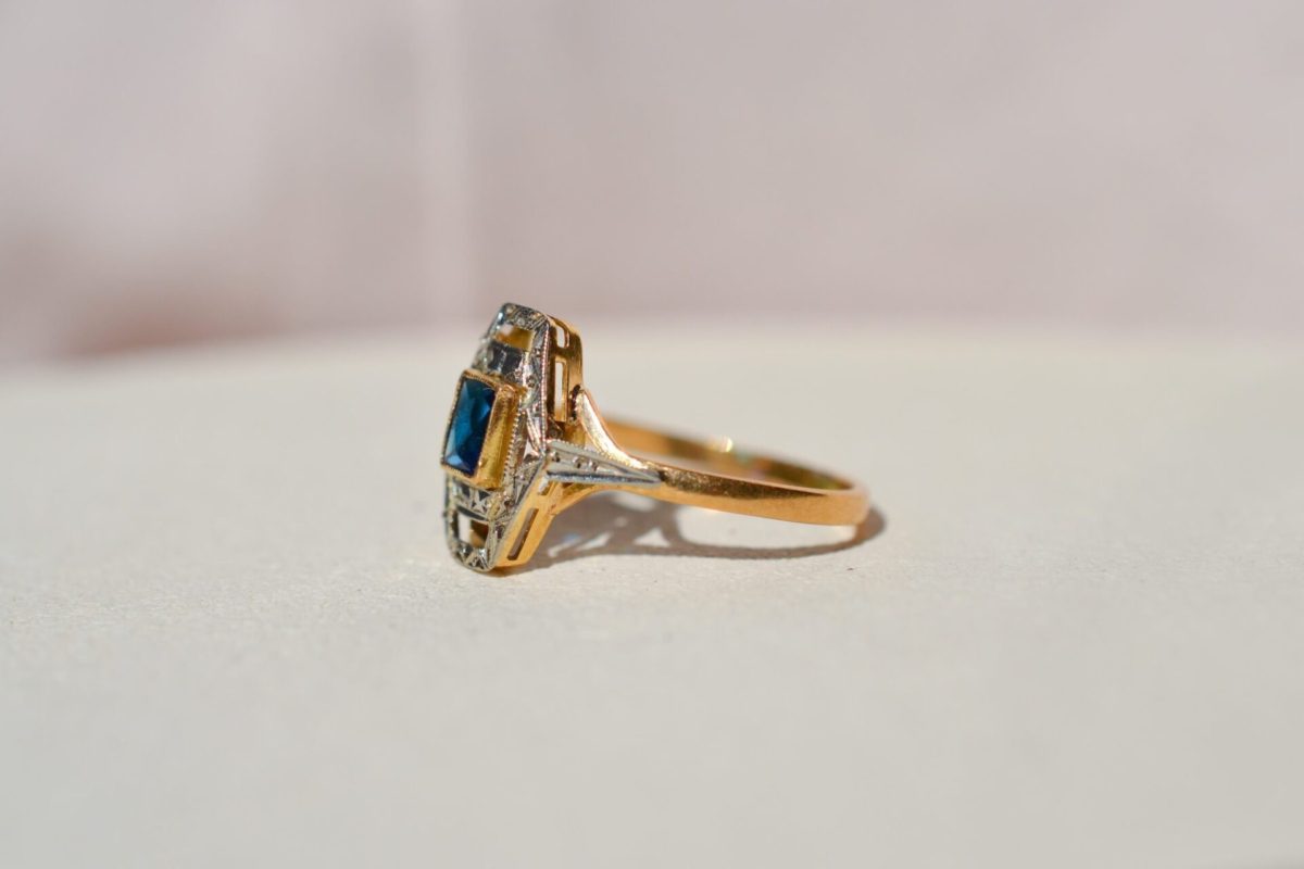 bague en Or jaune et Or blanc ornee d un verre bleu sur un plateau geometrique ajoure - bague vintage