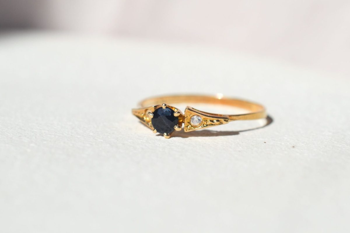 Bague en Or jaune ornee d un saphir epaule de deux oxydes - bague ancienne