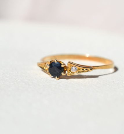 Bague en Or jaune ornee d un saphir epaule de deux oxydes - bague ancienne