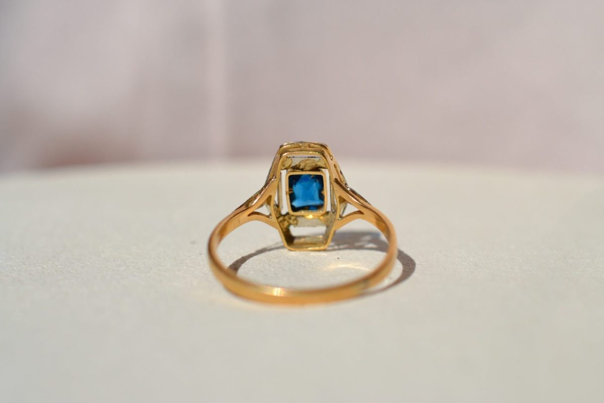 bague en Or jaune et Or blanc ornee d un verre bleu sur un plateau geometrique ajoure - bague femme