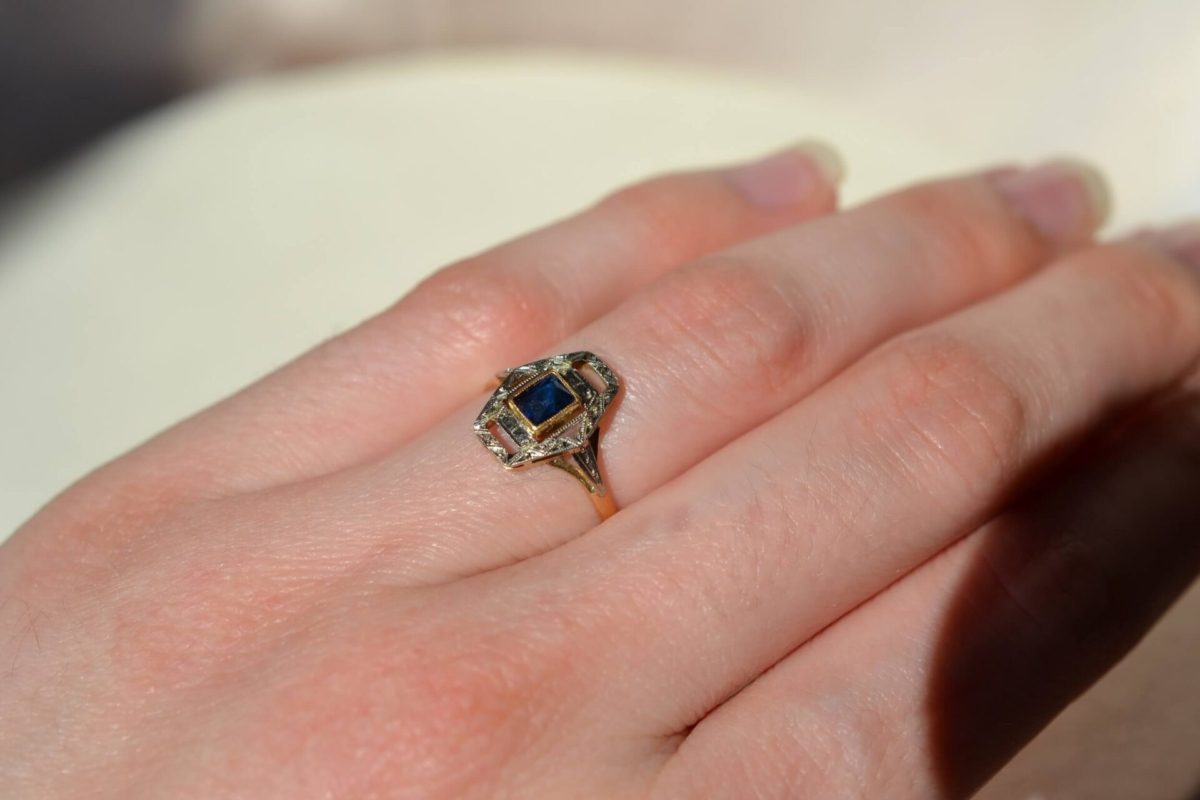 bague en Or jaune et Or blanc ornee d un verre bleu sur un plateau geometrique ajoure - bague de fiancailles