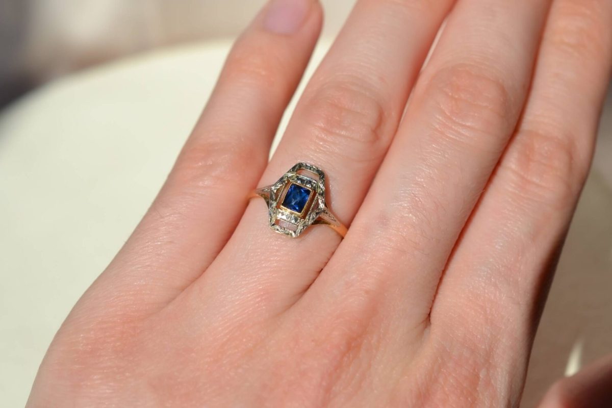 bague en Or jaune et Or blanc ornee d un verre bleu sur un plateau geometrique ajoure - bague mariage