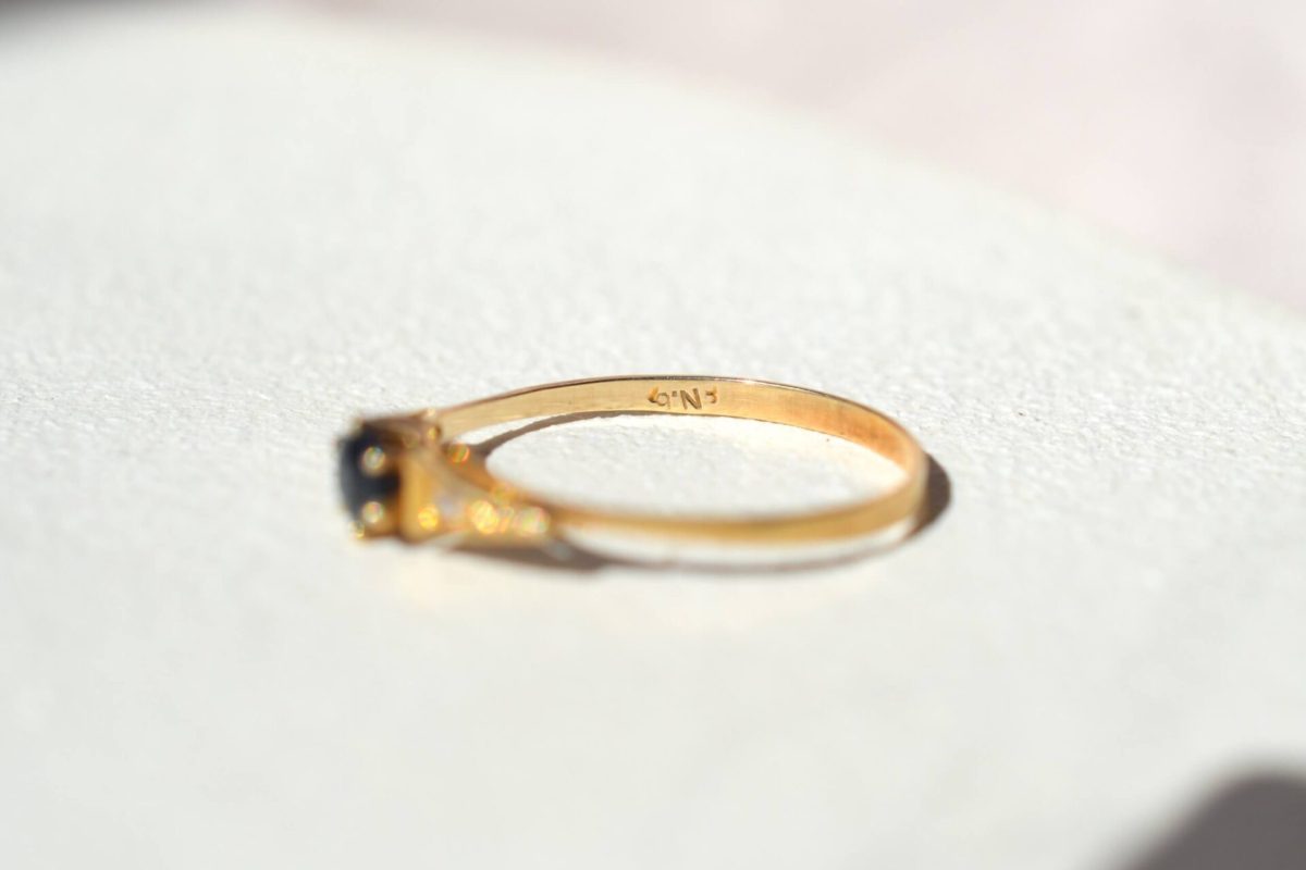 Bague en Or jaune ornee d un saphir epaule de deux oxydes - bague vintage