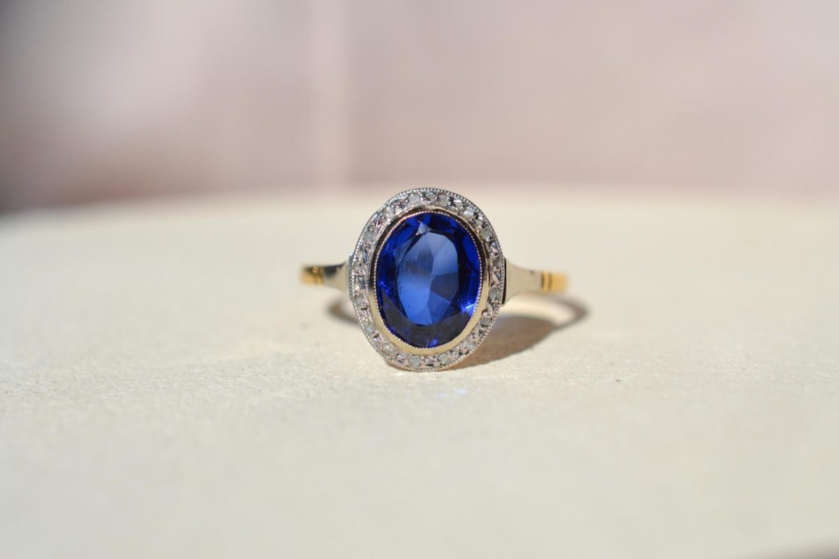 bague en or jaune ornee d un saphir verneuil dans un entourage en platine serti de diamants - bague ancienne