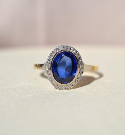 bague en or jaune ornee d un saphir verneuil dans un entourage en platine serti de diamants - bague ancienne