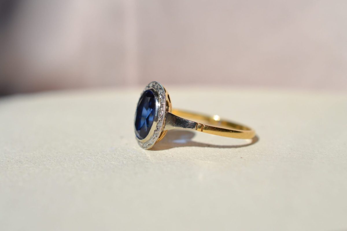 bague en or jaune ornee d un saphir verneuil dans un entourage en platine serti de diamants - bague vintage