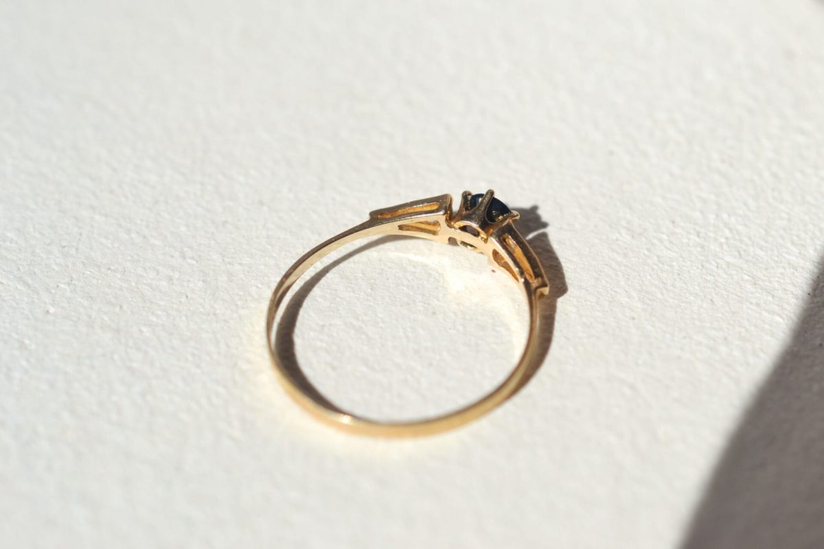 Bague en Or jaune ornee d un saphir epaule de deux oxydes - bague retro