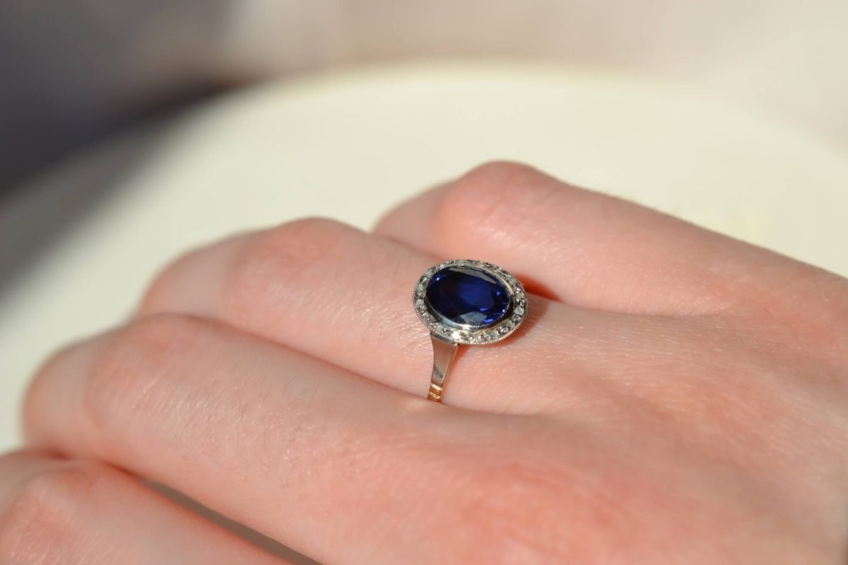 bague en or jaune ornee d un saphir verneuil dans un entourage en platine serti de diamants - bague de seconde main