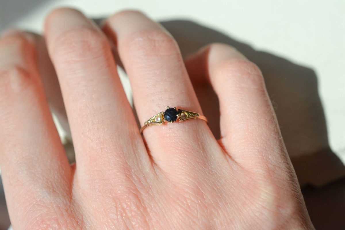 Bague en Or jaune ornee d un saphir epaule de deux oxydes - bague de seconde main