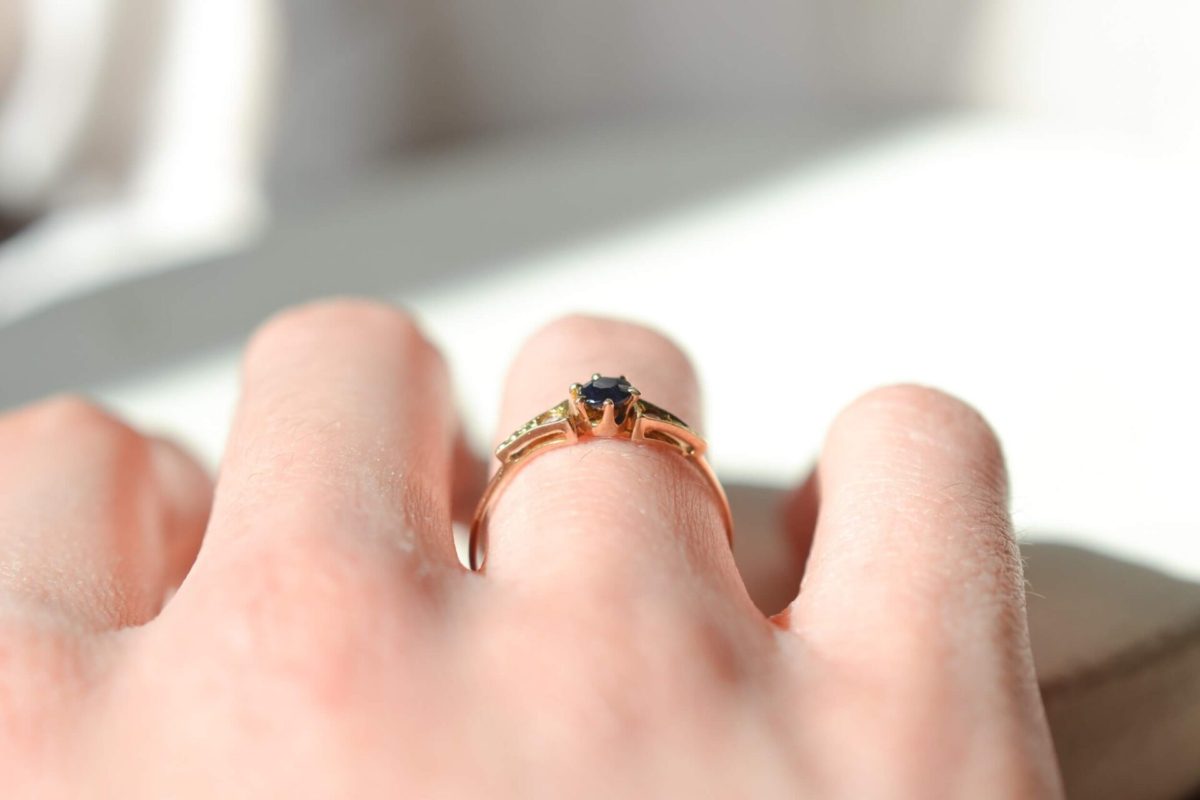 Bague en Or jaune ornee d un saphir epaule de deux oxydes - bague de eco responsable