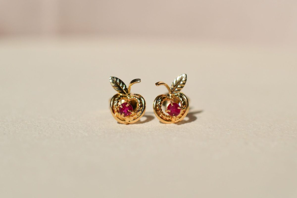 paire de puces d oreilles en or jaune en forme de pomme serties de rubis - boucles d oreilles vintage