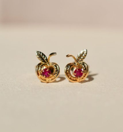 paire de puces d oreilles en or jaune en forme de pomme serties de rubis - boucles d oreilles vintage
