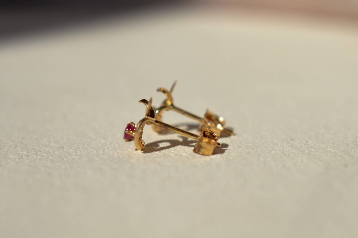 paire de puces d oreilles en or jaune en forme de pomme serties de rubis - boucles d oreilles femme