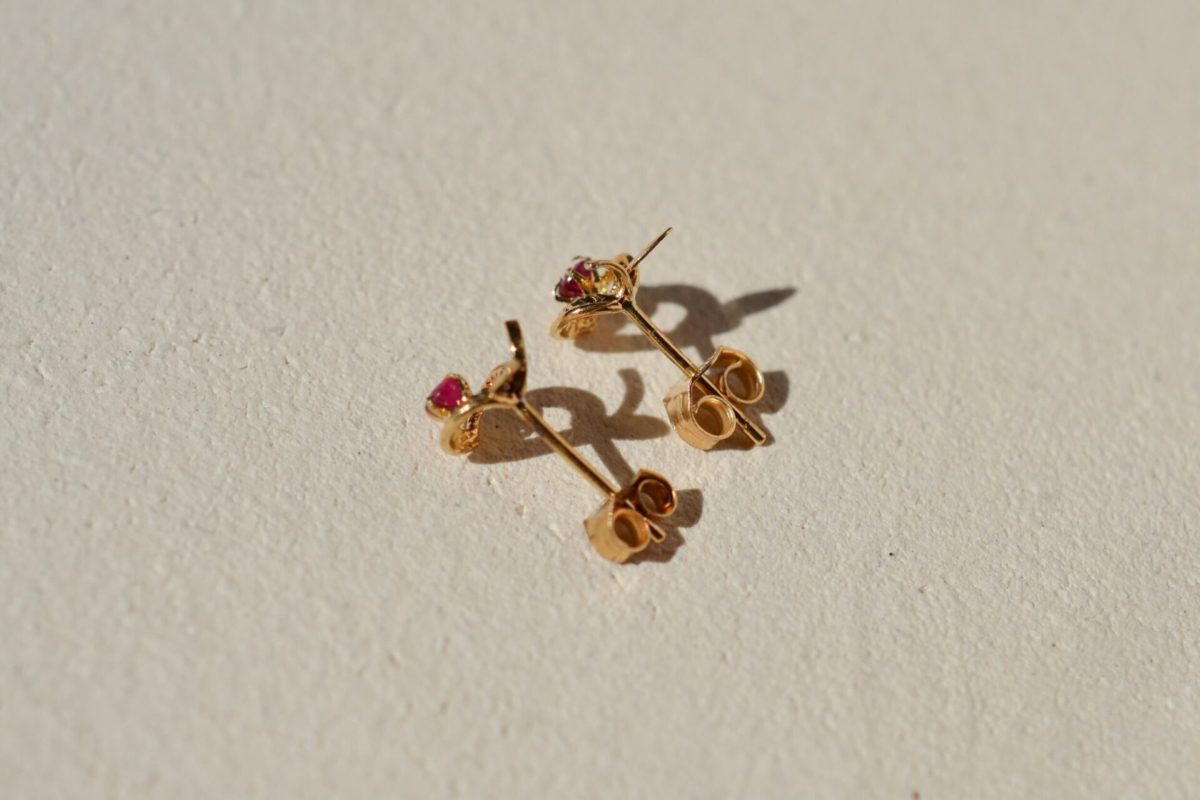 paire de puces d oreilles en or jaune en forme de pomme serties de rubis - boucles d oreilles de seconde main