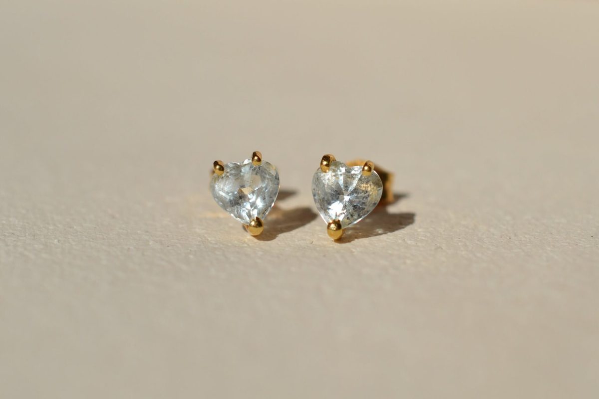 paire de puces d oreilles en or jaune 18 carats ornees d aigues-marines en forme de coeur - boucles d oreilles anciennes