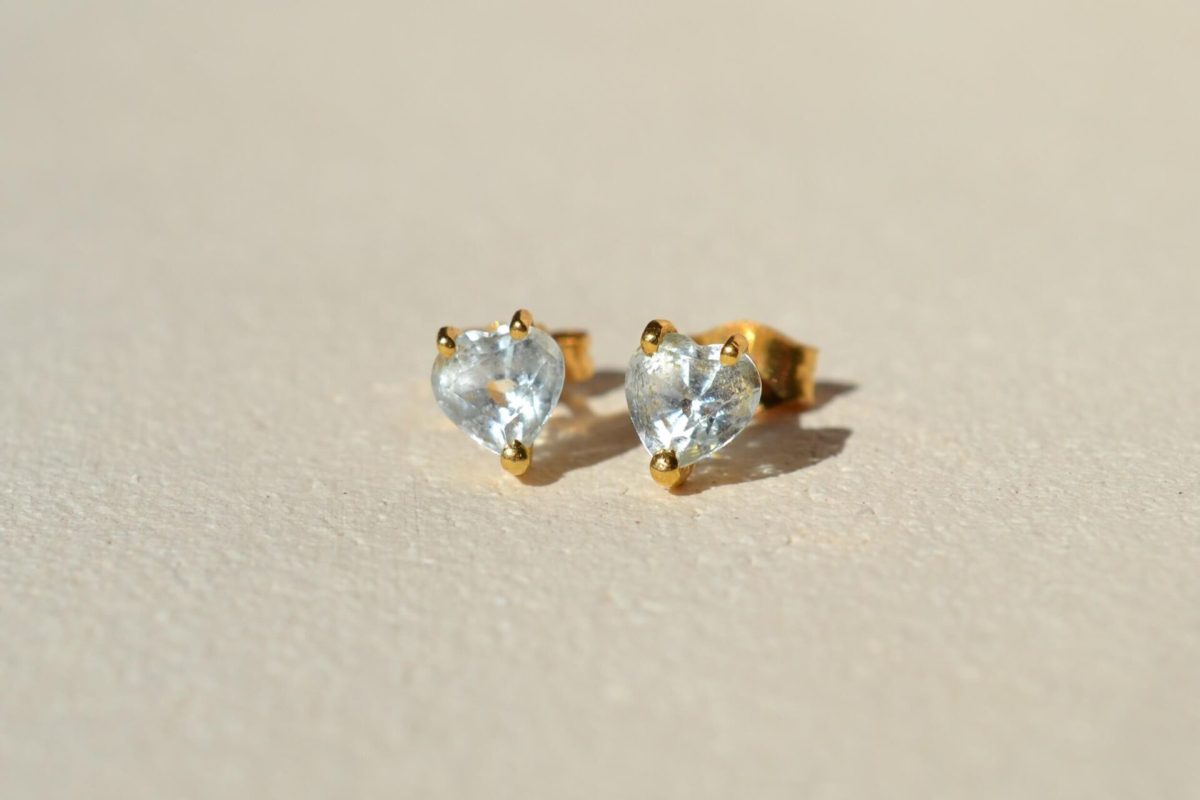 paire de puces d oreilles en or jaune 18 carats ornees d aigues-marines en forme de coeur - boucles d oreilles retro