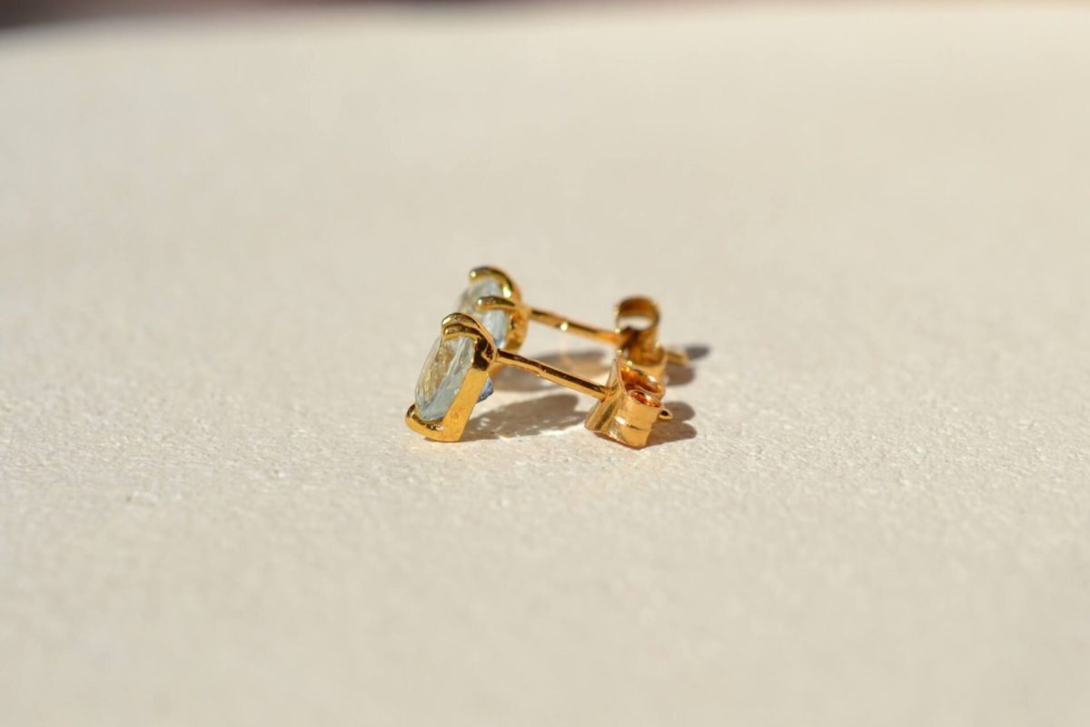 paire de puces d oreilles en or jaune 18 carats ornees d aigues-marines en forme de coeur - boucles d oreilles femme