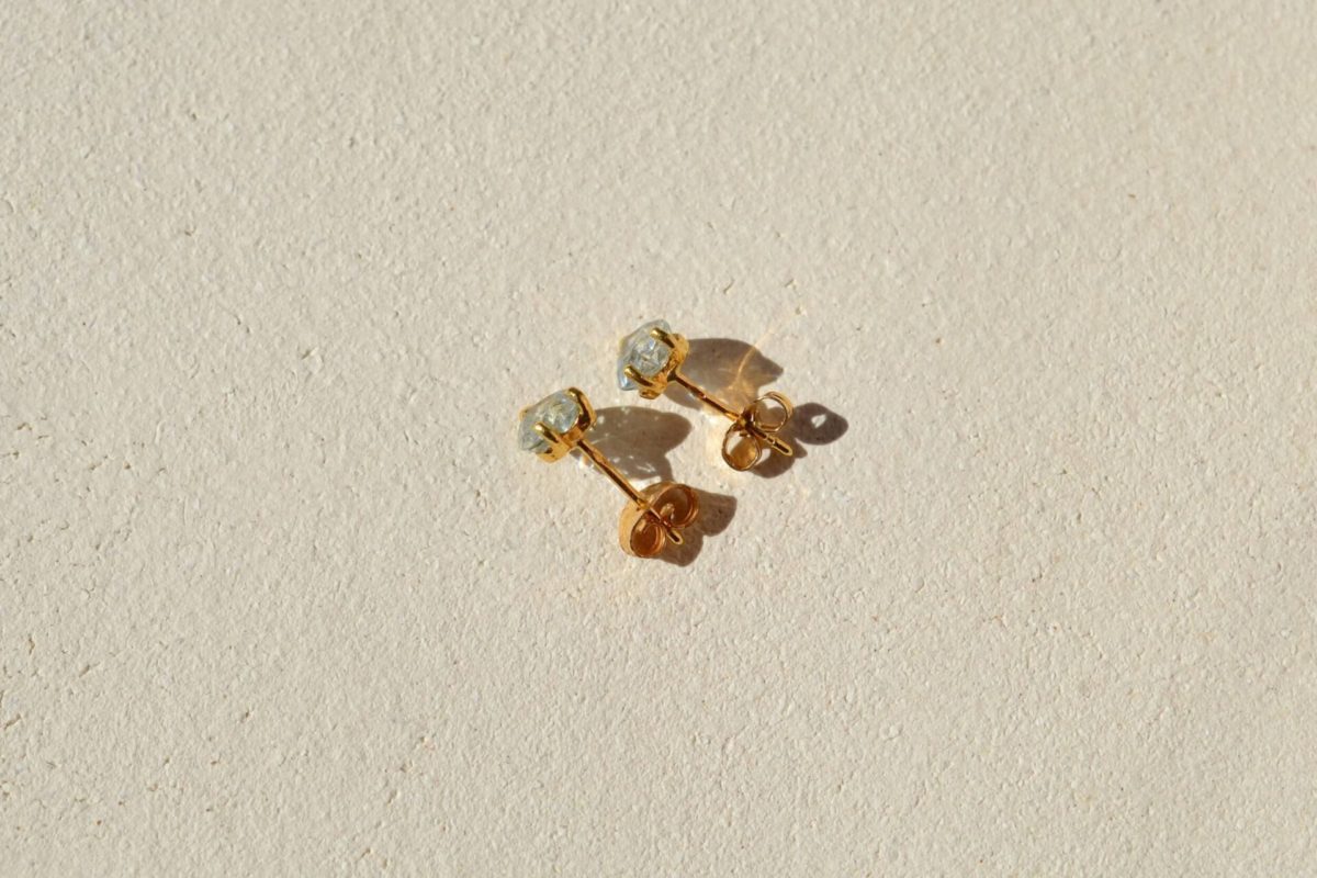 paire de puces d oreilles en or jaune 18 carats ornees d aigues-marines en forme de coeur - boucles d oreilles de seconde main