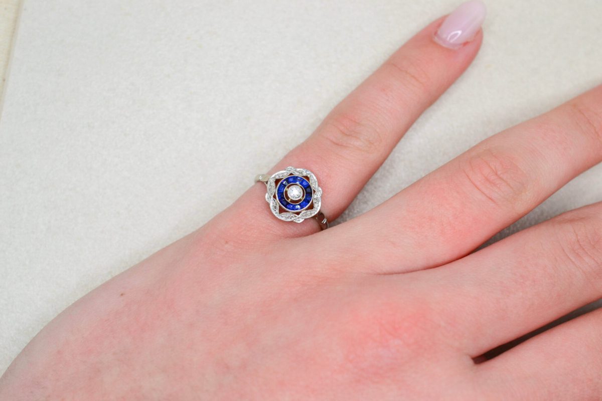 Bague Art Déco circulaire Saphirs et Diamants
