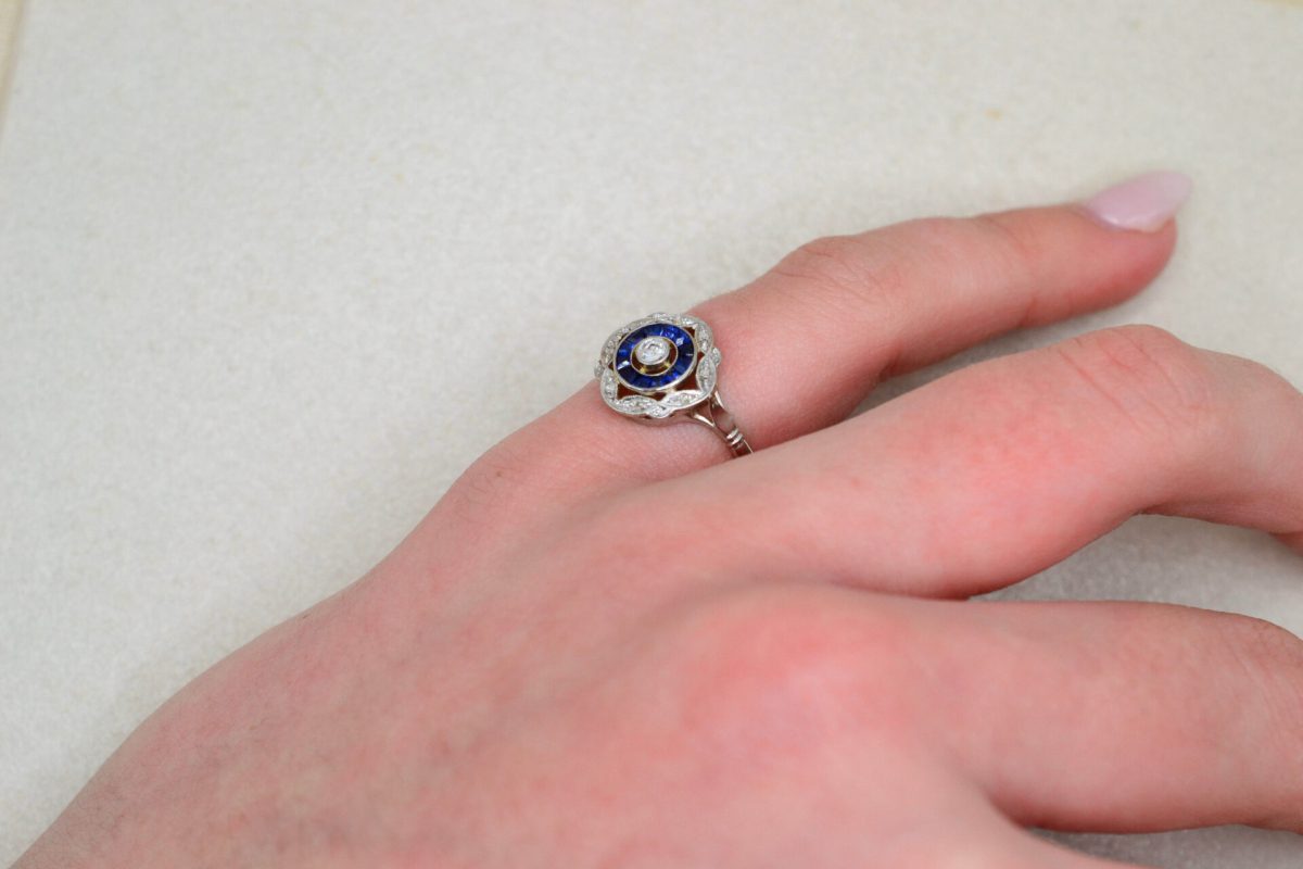 Bague Art Déco circulaire Saphirs et Diamants